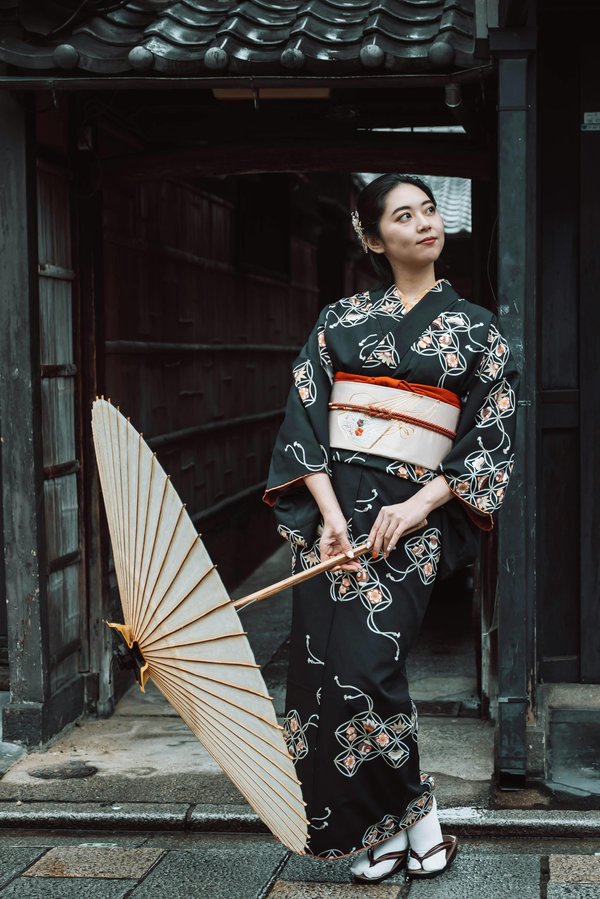 Elegant style: the allure of the japanese kimono jacket